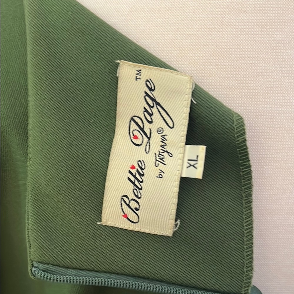 Green Sheath Dress with Bateau Neckline and 3/4 Sleeves - Picture 2 of 10